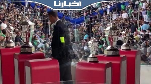لحظة وصول كأس العرش لمنصة التتويج بملعب مولاي عبدالله بالرباط