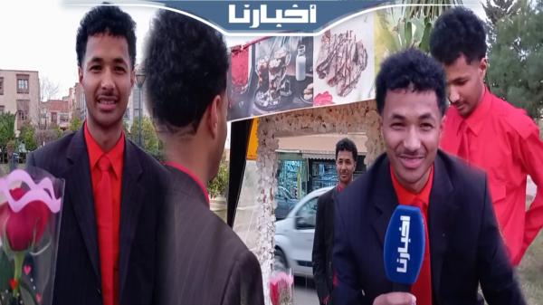 شاب وجدي خرج للشارع بكوستيم أحمر للبحث عن شريكة حياته باش يهدي ليها وردة