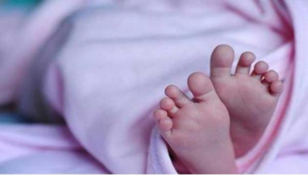 صادم...أب يدهس ابنته ذات السنة والنصف بسيارته وينهي حياتها