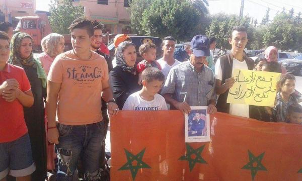 وقفة احتجاجية للساكنة تضامنا مع موظف طرده رئيس الجماعة بشكل تعسفي