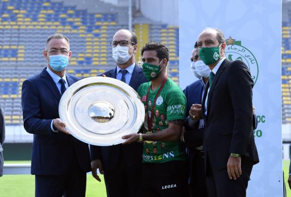 الرجاء البيضاوي يتسلم درع لقبه ال12 للبطولة الاحترافية (فيديو)