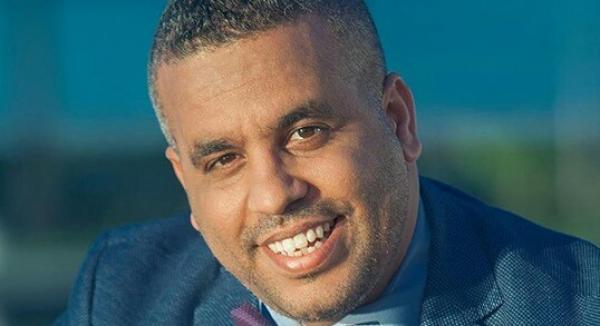 الكشف عن صورة وهوية الشابة التي اتهمت الكوميدي "جوادي" بالاعتداء عليها جنسيا بفرنسا