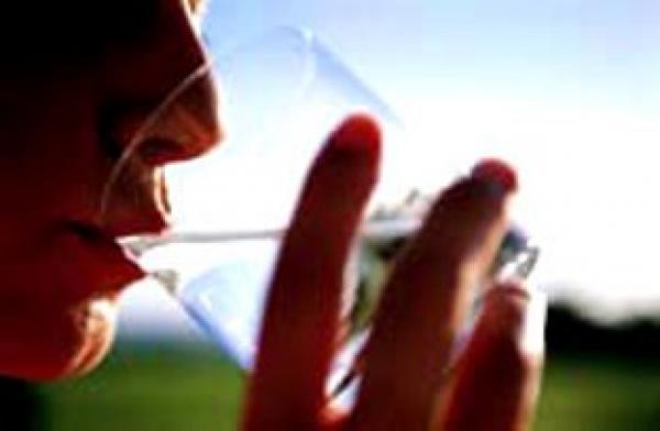 بالفيديو ...هل يجوز شرب الماء والمؤذن يؤذن لصلاة الفجر في رمضان ؟