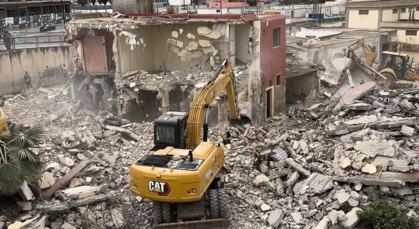 بوسكورة.. بعد هدم قصر "الكريملين"، السلطات تشرع في إزالة دوار المركز