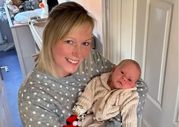 تنجح في إنجاب أول طفل لها رغم استئصال مبايضها