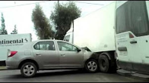 شاحنة تتسبب في حادثة سير خطيرة بالبيضاء