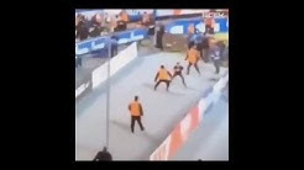 مشجع داخل ملعب كرة قدم يقوم بمراوغة عدد كبير من رجال الأمن بطريقة مبهرة..!