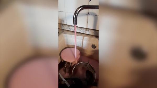 ماء أحمر يتدفق من صنابير إيطاليا يثير الرعب بعد تفشي كورونا