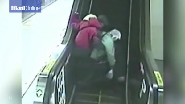 بالفيديو: مسنون يسقطون على سلم كهربائي كأحجار الدومينو