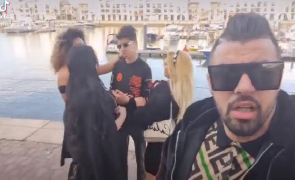 الملولي يثير غضب مُتابعيه بسبب صورة مع فتيات أجنبيات بملابس شبه عارية