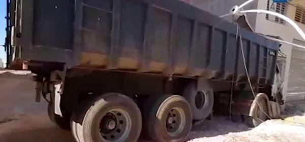 شاحنة تقتحم مرآب عمارة سكنية بمدينة فاس طريق صفرو