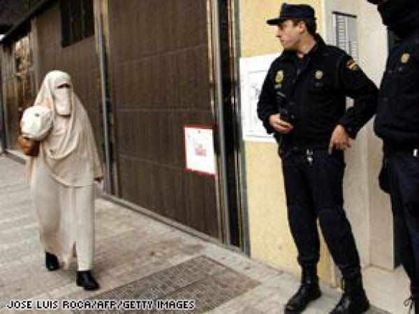 قاضي ألماني يطلب من مسلمة سورية خلع حجابها داخل المحكمة