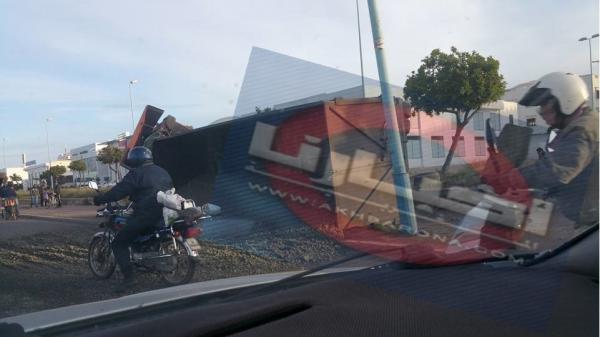 أكادير ... حادث إنقلاب شاحنة كبيرة محملة بمواد للبناء و هذه التفاصيل
