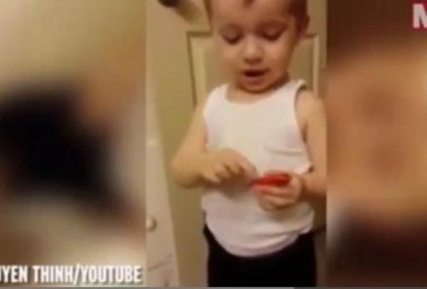 بالفيديو: ردة فعل طفل لم يتقبل موت سمكته الذهبية