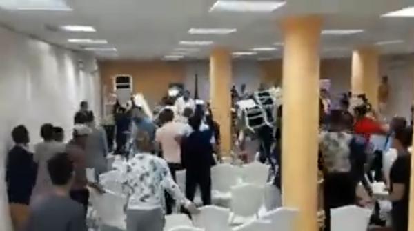 فيديو صادم..شبيبة الحركة الشعبية منوضينها بونية وتشيار بالكراسا في مقر الحزب