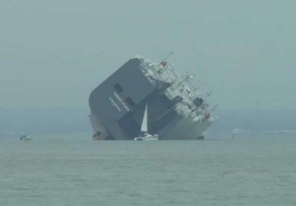 بالفيديو.. سفينة شحن تعلق فى البحر وبحوزتها 1400 سيارة فارهة