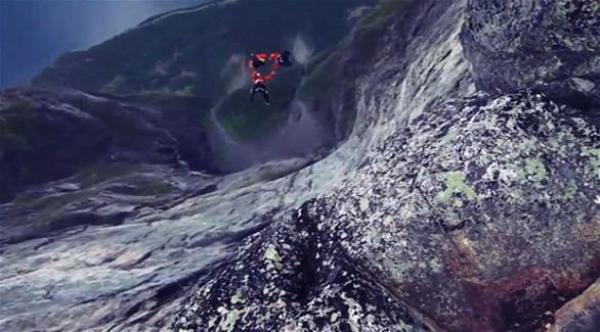 مغامران يقفزان من فوق جرف صخري ارتفاعه ألف متر