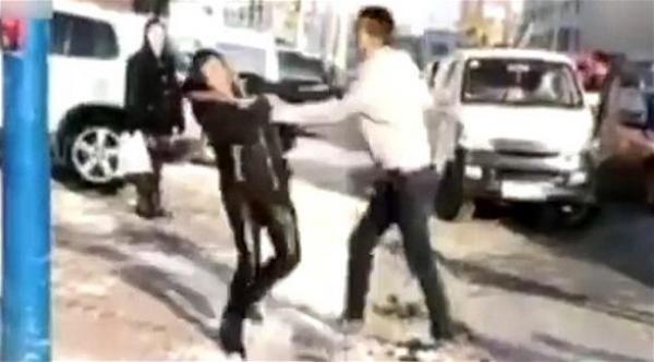 بالفيديو: لم تعجبه الشقة التي أهداها له والداه.. فضربهما في الشارع