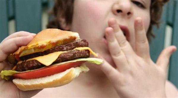 دراسة: البدانة تؤثر سلباً على تحصيل الأطفال في المدرسة