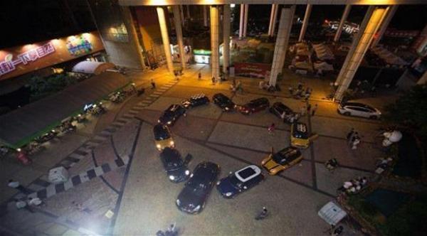 صيني يتقدم للزواج من حبيبته بأسطول سيارات فارهة