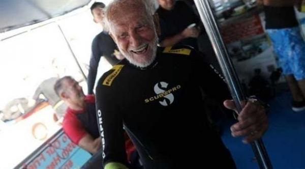 في الـ 95.. يحطم رقمه القياسي ليكون أكبر غواص