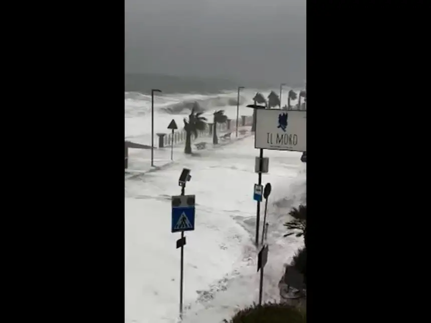 أمواج عاتية تضرب السواحل الإيطالية وتغمر الشوارع... فيديو