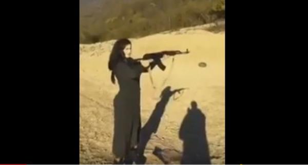 فتاة عربية تشعل الوطن العربي بطريقة ضربها للسلاح