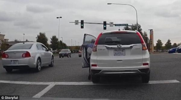 بالفيديو: لحظة لا تصدق لامرأة تعرضت للدهس بسيارتها