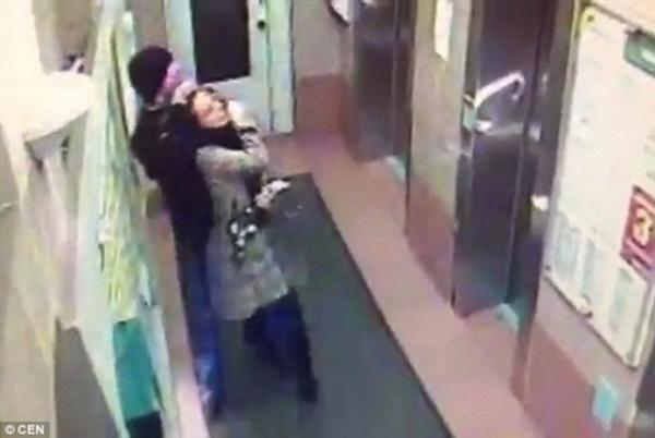 بالفيديو : شاهد ماذا فعل هذا الرجل بعد إفقاده سيدة لوعيها