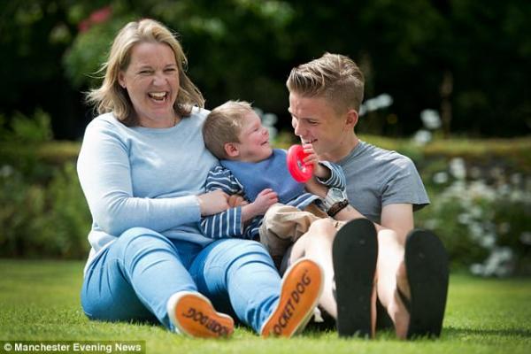 بالفيديو: فتى مراهق يعيش بجسد طفل رضيع بسبب حالة نادرة