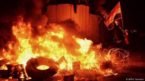 متظاهرون يضرمون النار في مبنى القنصلية الإيرانية في النجف