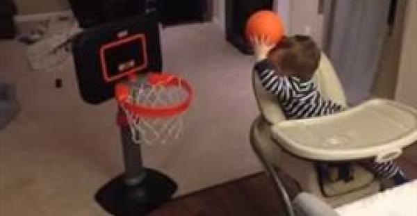 بالفيديو.. طفل صغير يلعب كرة السلة باحترافية