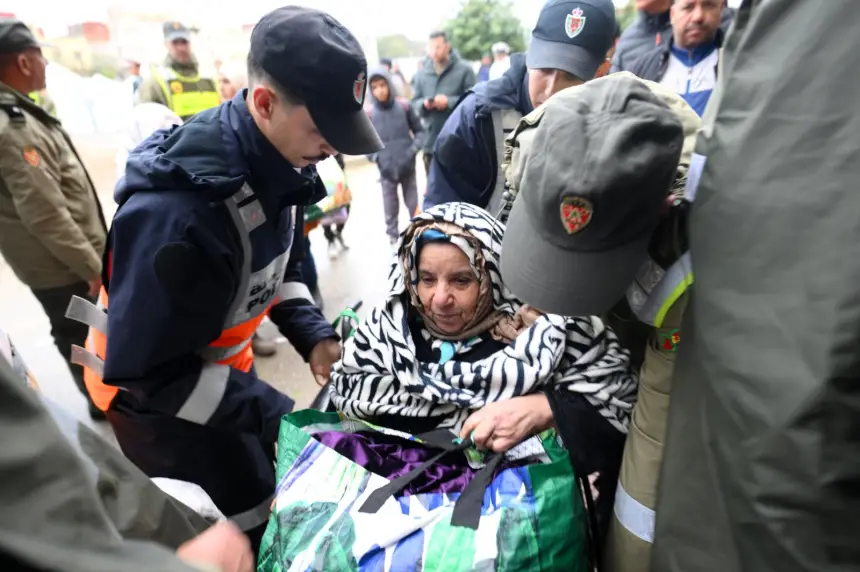 القصر الكبير .. تواصل عملية إجلاء المواطنين إلى المناطق الآمنة