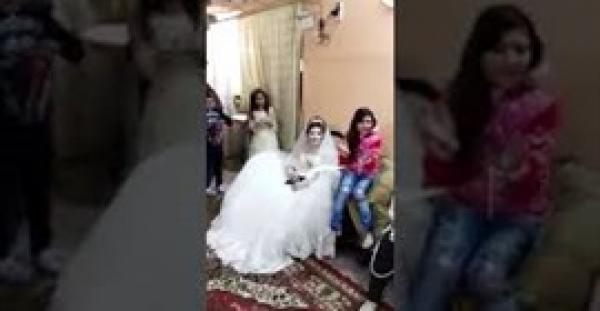 عروس تتجاهل مظاهر الاحتفال وتلتقط مصحفا لقراءة القرآن (فيديو)