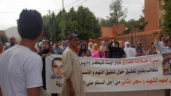 مسيرة احتجاجية لهيئات حقوقية وأسرة السجين المتوفى وزوجته تعلق الاضراب عن الطعام وعامل أزيلال يدخل على الخط