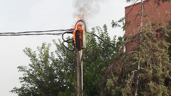 بالصور...حريق في عمود كهربائي يستنفر رجال الوقاية المدنية والمواطنين