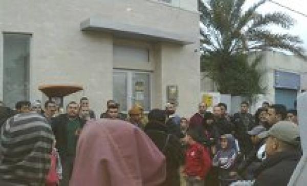 ساكنة آزمور تخرج مرحبة بالحافلات الجديدة كرد على الوقفة الاحتجاجية لسائقي الطاكسيات الصغيرة