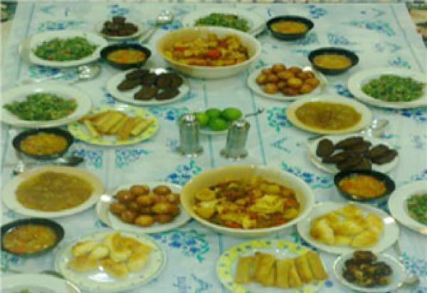 إذا وضع الطعام وأذن المؤذن للصلاة ؟