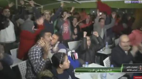 فيديو: شاهد الفرحة الجنونية للجماهير المغربية بعد الهدفين أمام ساحل العاج