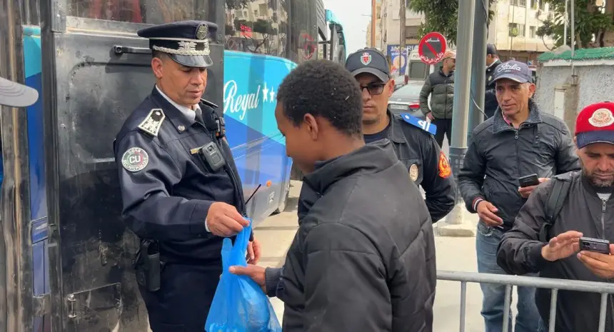 قمة الإنسانية… مرافقة ترحيل مهاجرين أفارقة بتوزيع وجبات غذائية عليهم