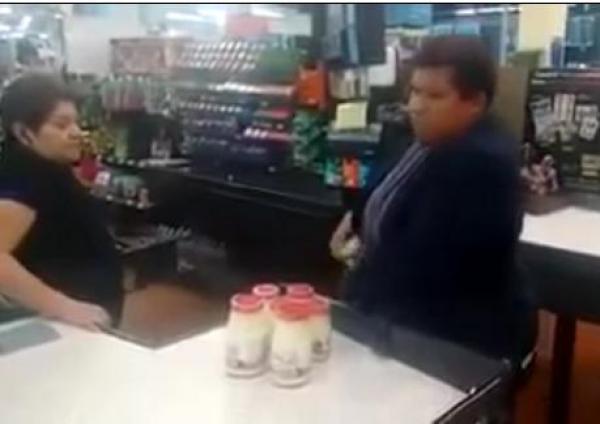 بالفيديو: لصّان يخفيان كميات كبيرة من المسروقات تحت ملابسهما