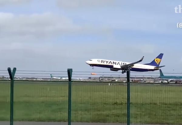 فيديو.. الرياح تتلاعب بطائرة وتفسد هبوطها