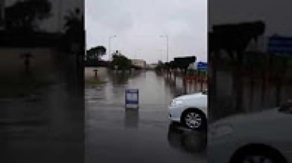 شوارع مدينة أكادير تتحول إلى بحيرات مائية بسبب الأمطار