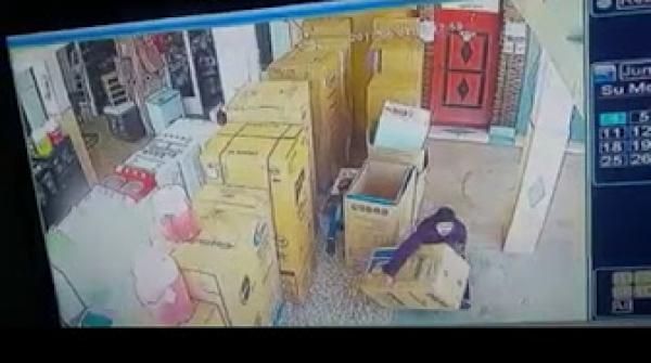 أيت ورير: إمرأة تسرق آلة غسيل بطريقة أفلام هوليوود و أمام الجميع