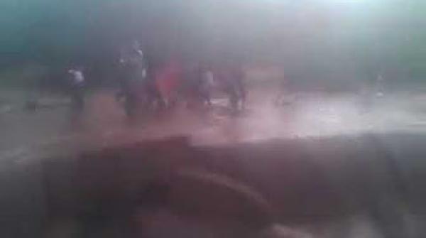 خطير تلاميذ ومواطنون يخاطرون بحياتهم للعبور من السيول للضفة الاخرى بفطواكة ازيلال