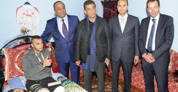 الجامعة تُساند المشجع الودادي "كمال" و تقدم له دعما ماليا لتجاوز محنته