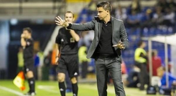 سوء النتائج يدفع بالمغرب التطواني إلى الاستغناء عن مدربه لوبيرا