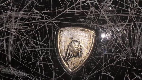 بالفيديو: متحف يشجع زواره على خدش سيارة لامبورغيني فاخرة