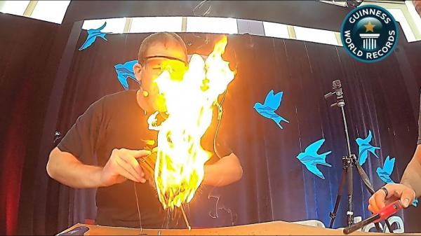 يتمكن من حمل 100 شمعة مضاءة في فمه دفعة واحدة