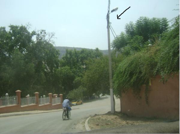 يحدث فقط في بني ملال ..صاحب مقهى يستغل مصباح الانارة العمومية في انارة مقهاه وصاحب عمارة يستغل سقاية الحي في أشغال البناء